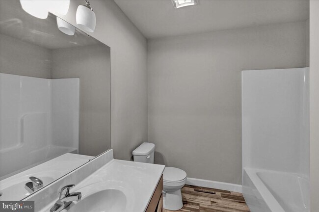 Building Photo - 523 Elm St