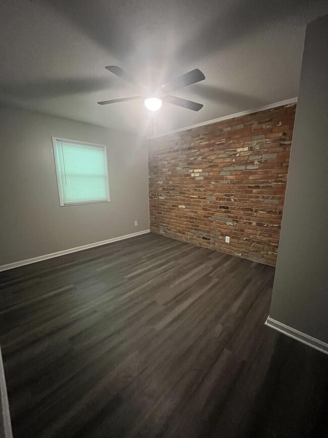 Building Photo - 356 S Cherry St