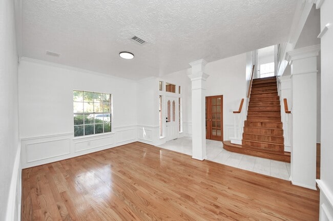 Building Photo - 15919 Lake Lodge Dr