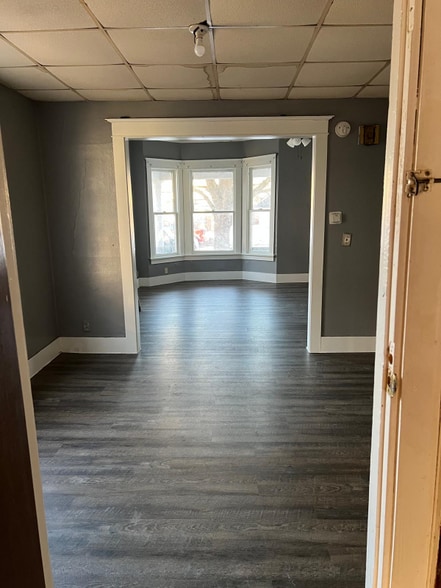 Building Photo - 1330 S Oak Ave