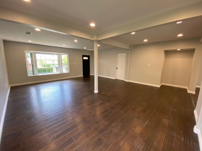 Building Photo - Tarzana Lifestyle: Elegant Home with Pool,...