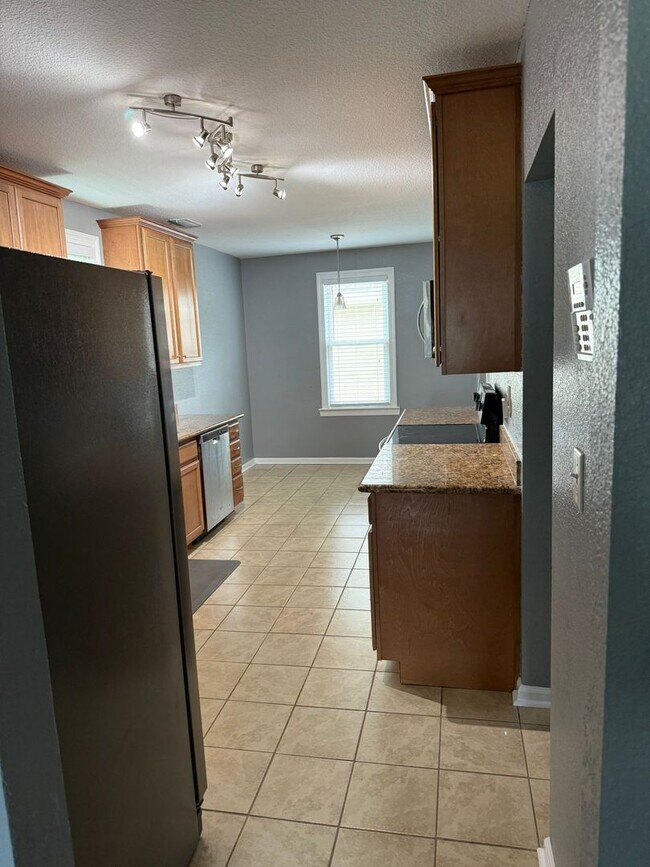 Building Photo - 4 bedroom 3 baths single family house clos...