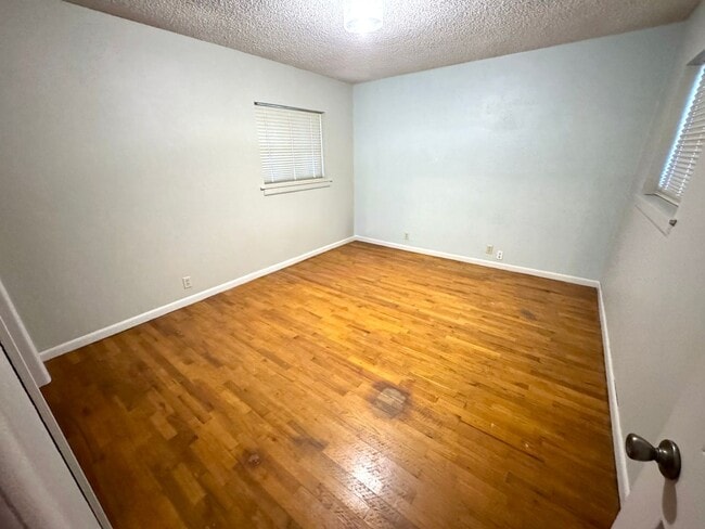 Building Photo - Charming 3-bedroom, 2-bath home on a corne...