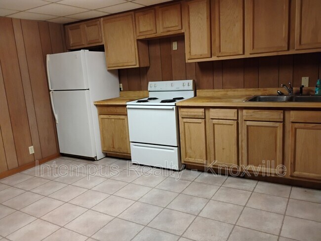 Building Photo - 5801 Ridgewood Rd