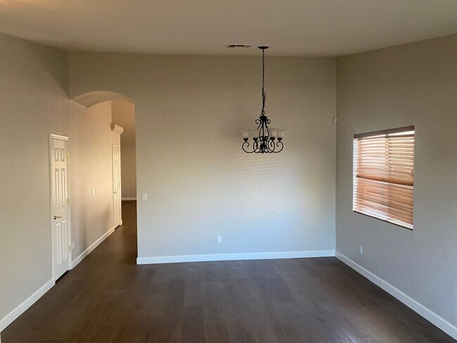 Building Photo - 3 bed 2 bath