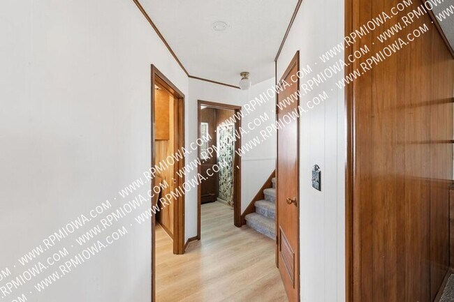 Building Photo - 402 S Clark Ave