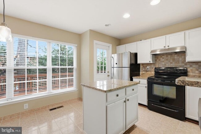 Building Photo - 8074 Sebon Dr