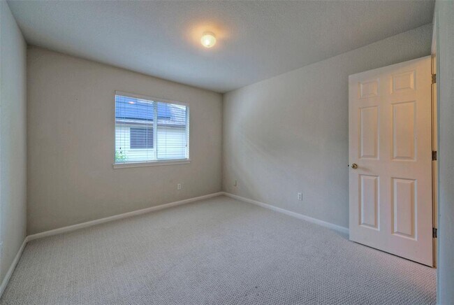 Building Photo - 2616 Henley Dr