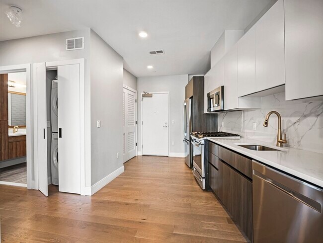 Building Photo - 9 Central St