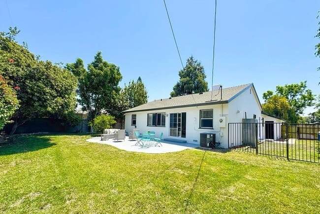 Building Photo - 20323 Lorne St