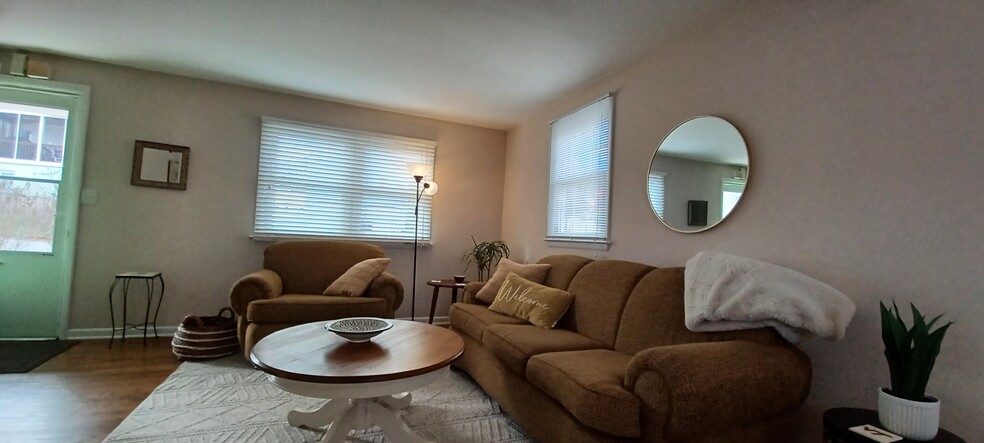 Comfortable living room with lots of natural light - 402 13th ST NE