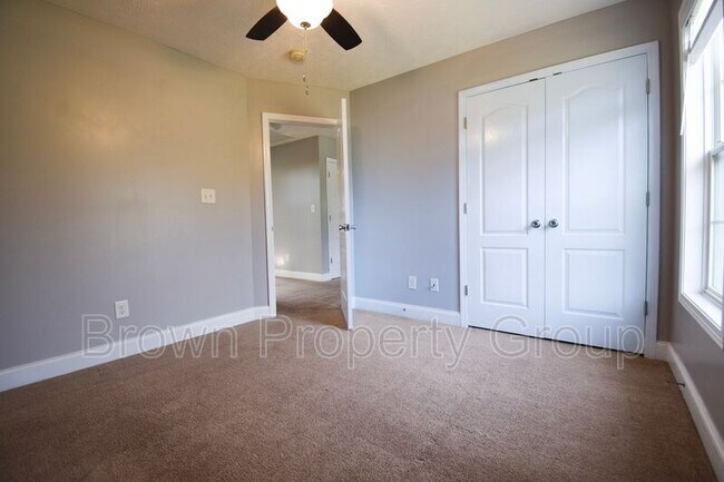 Building Photo - 131 Flag Ln