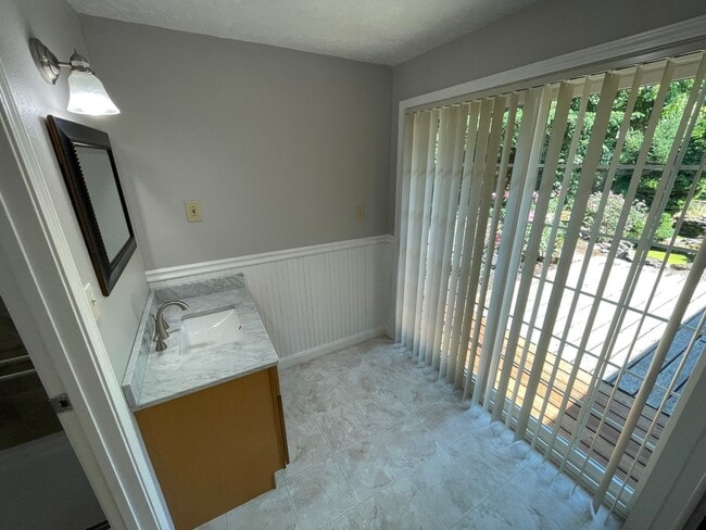 Building Photo - Hard to find 3 bedroom 2, bathroom.