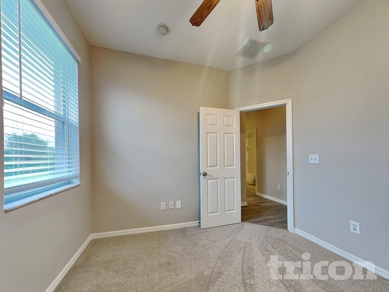 Building Photo - 7253 Lamplighter St