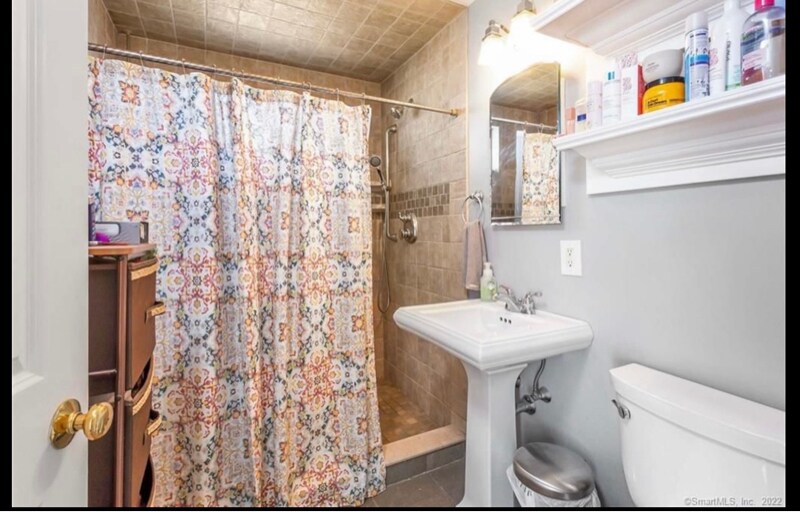 Building Photo - 185 King St