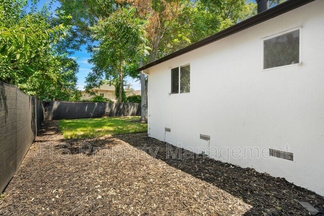 Building Photo - 3041 San Carlos Wy