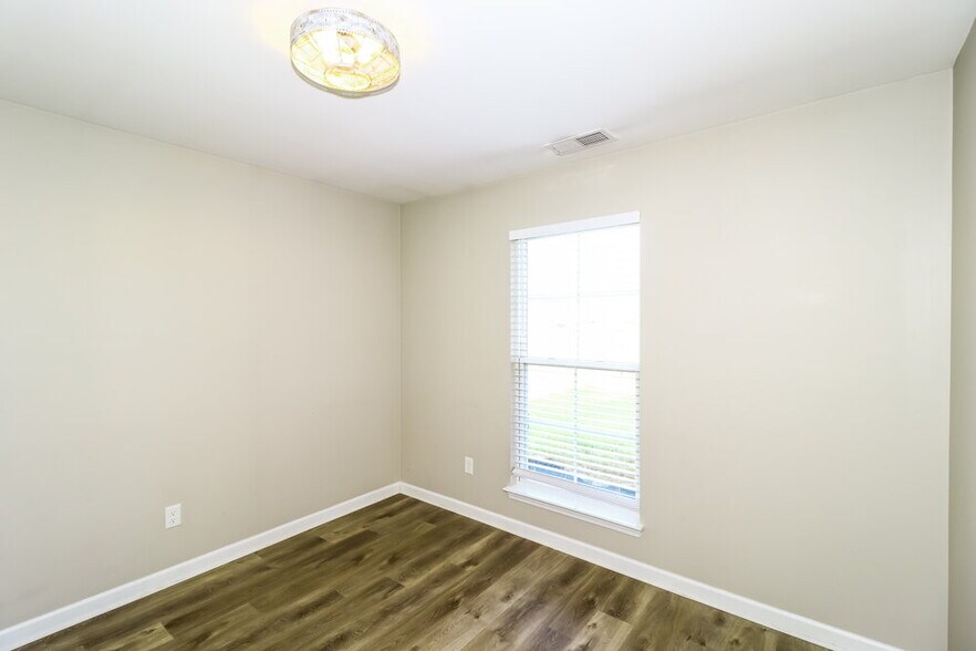 Building Photo - 3835 Dawnwood Cir W