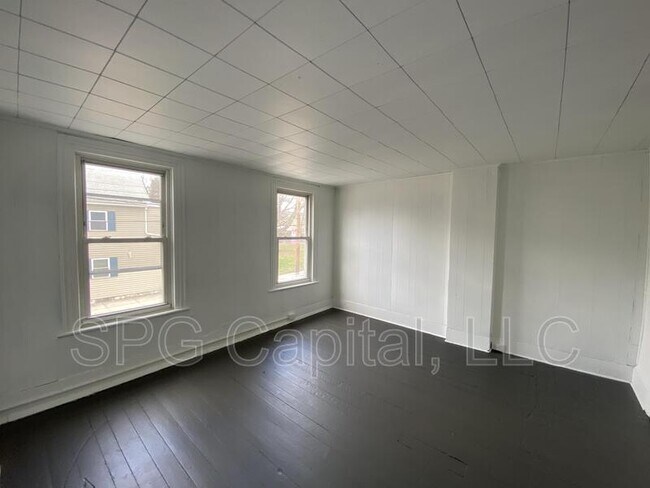 Building Photo - 340 S 2nd St