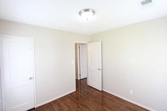 Building Photo - New On The Market! Fresh New Updates!! Bet...