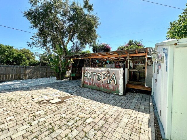 Building Photo - Bright & cozy 2bedroom 1bath home with out...