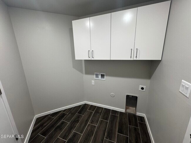 Building Photo - 13852 Paseo Alegre Ave