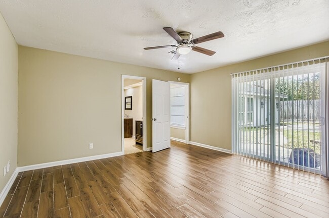 Building Photo - 15710 Sandy Hill Dr