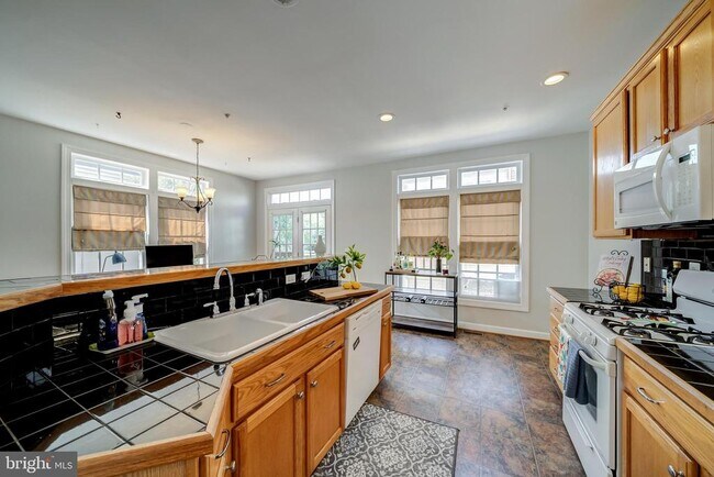 Building Photo - 921 Harrison Cir