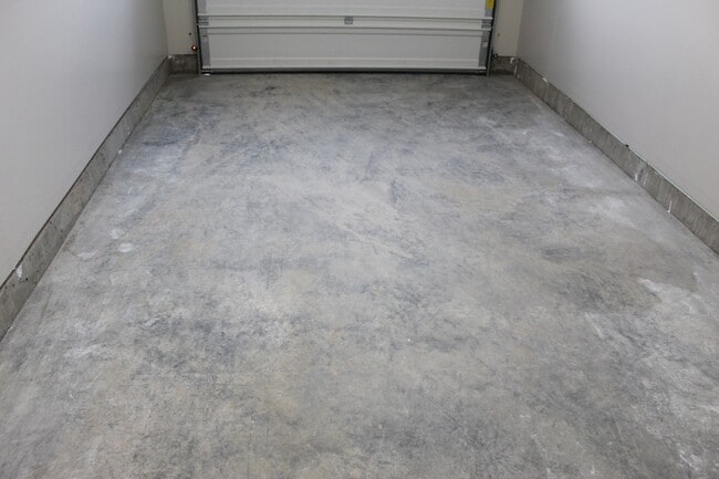 Building Photo - Beautiful Newer Townhouse