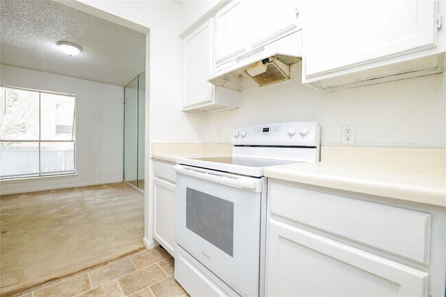 Building Photo - 17401 Red Oak Dr