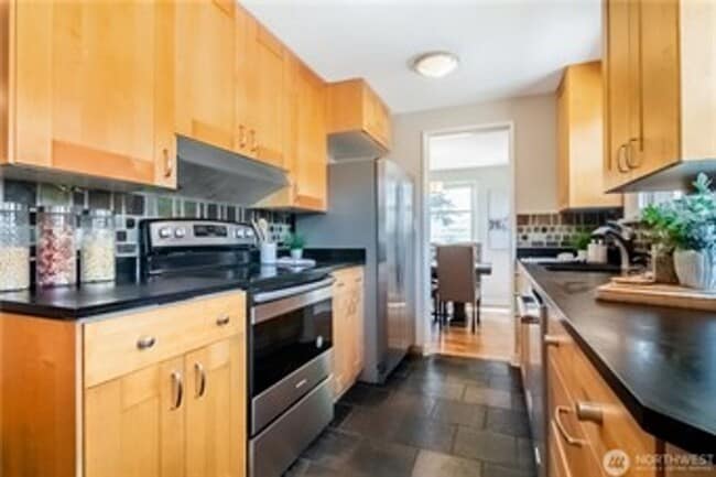 Building Photo - 5Bd/2Ba Seattle House