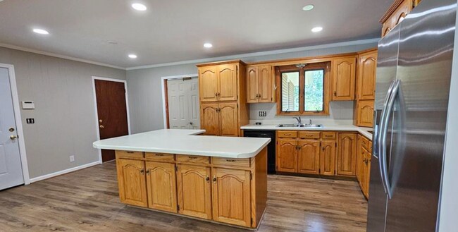 Building Photo - Gorgeous home located in Saks!