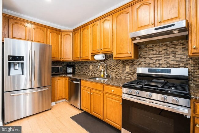 Building Photo - 704 Dahlia Cir