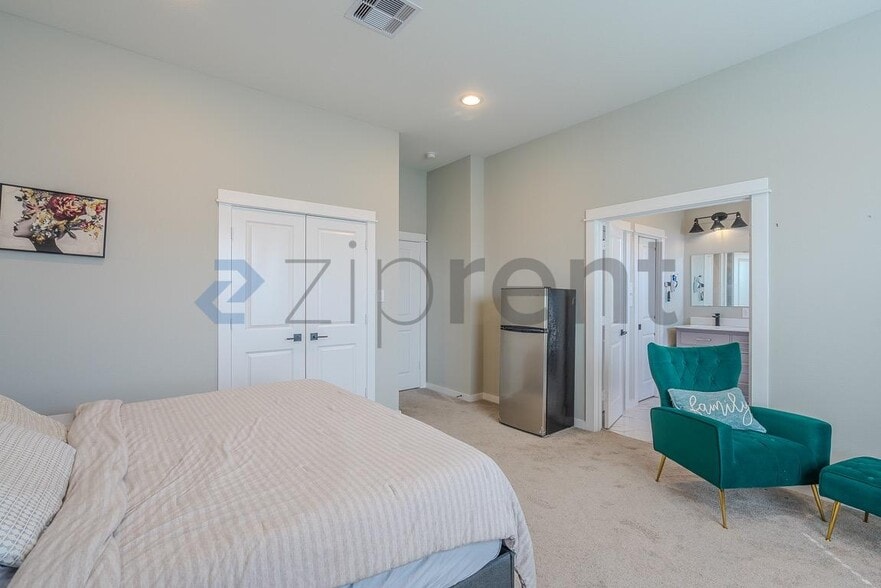 Building Photo - 6706 Parker Grv Ln