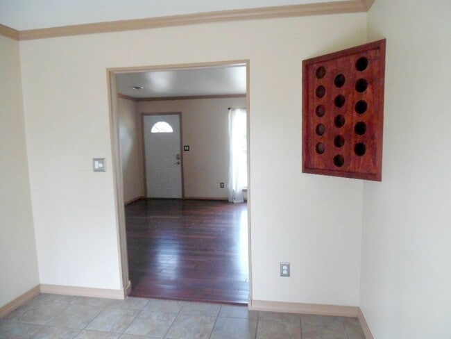 Building Photo - Great Curb Appeal, Location, and Price!