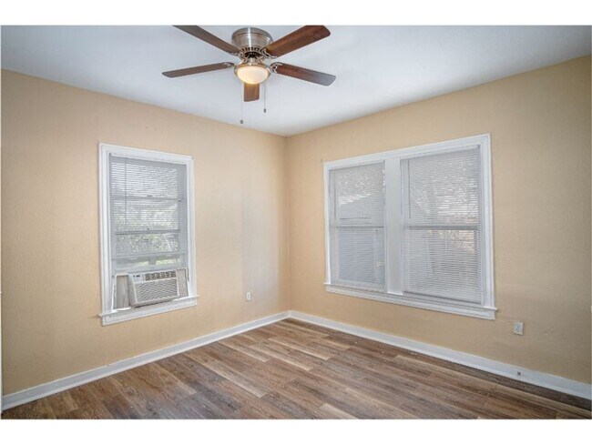 Building Photo - 907 Iowa St