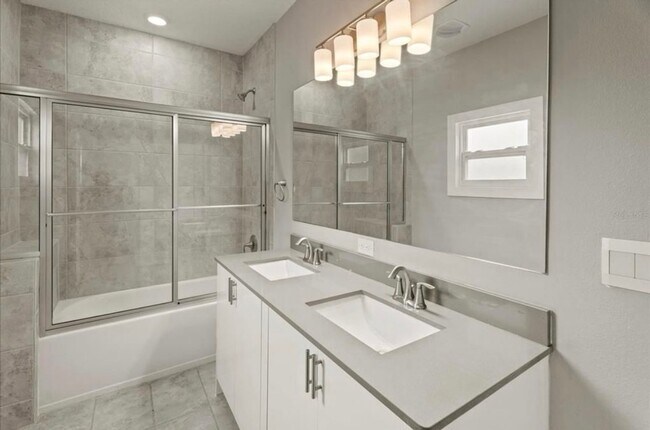 Building Photo - 5 Bedroom Single Family Home in Deltona