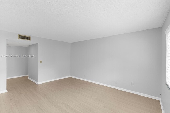 Building Photo - 301 Lakeview Dr