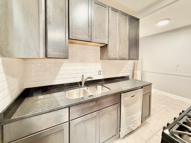 Building Photo - 6306 N Leavitt St