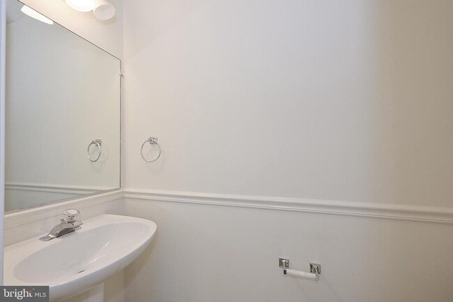 Building Photo - 7415 Gillingham Row