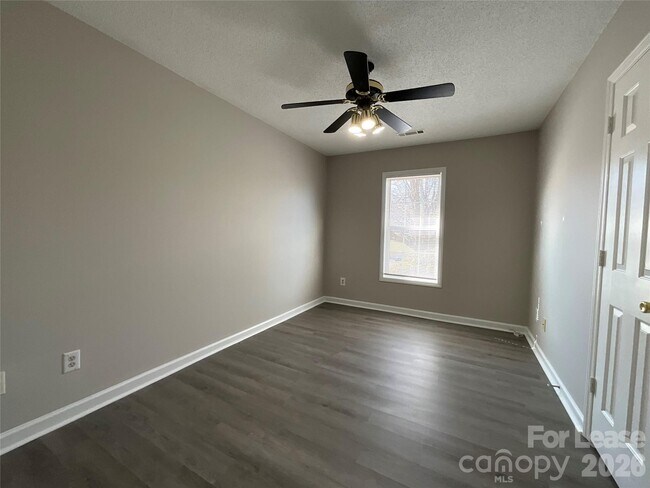 Building Photo - 1742 Park Terrace Ln