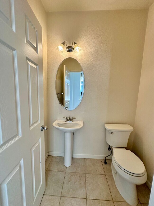 Building Photo - Spacious 2 Story Townhouse Available NOW!