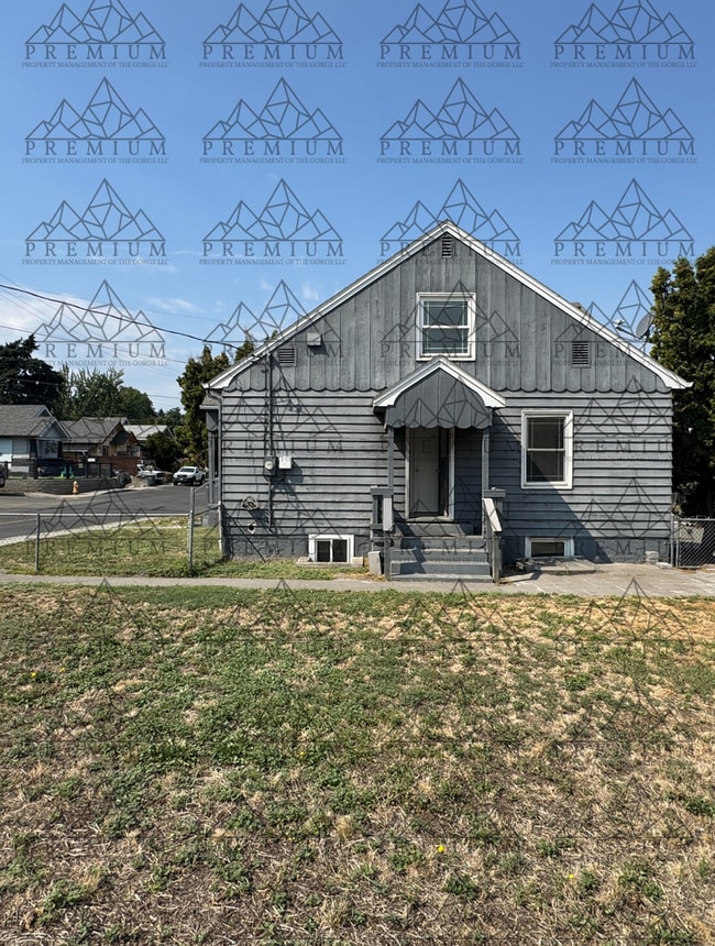 Building Photo - Large 4 Bedroom 2 Bath