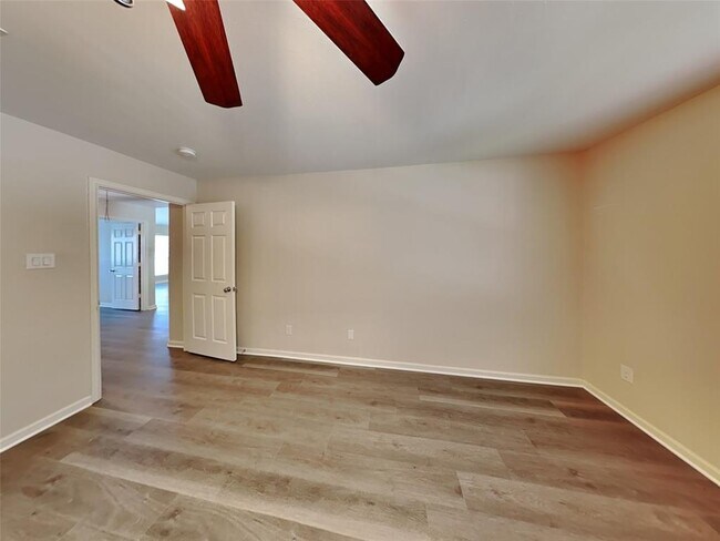 Building Photo - 501 Falcon Lake Dr