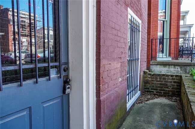 Building Photo - 407 W Clay St