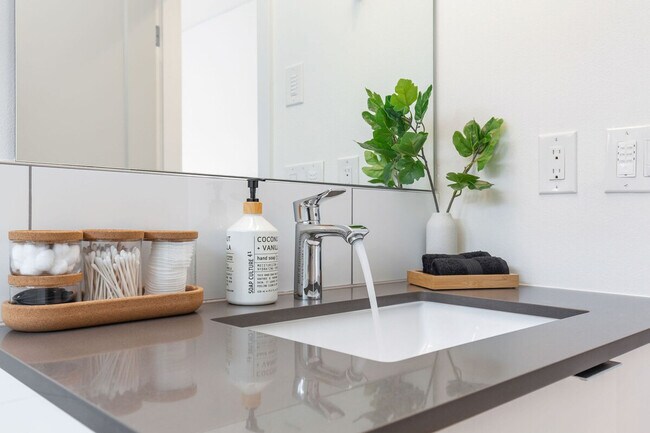 Building Photo - 628 10th Ave E