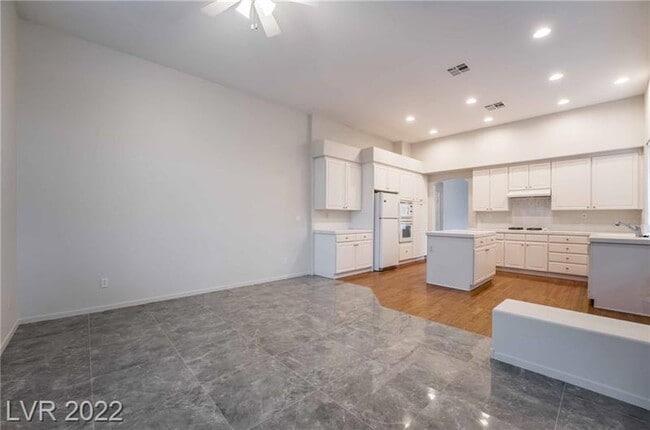 Building Photo - 8043 Shadowvale Dr
