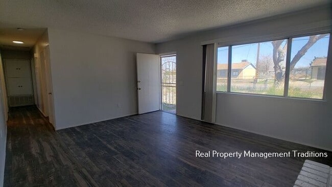 Building Photo - Lake Los Angeles 3 + 2 with HUGE yard!