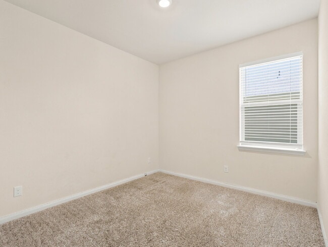 Building Photo - "Charming 4-Bed Oasis with 2 Baths in Fort Worth – Spacious 1,724 Sq Ft Gem!"