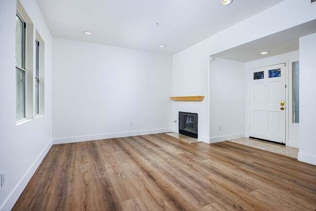 Building Photo - Charming Ground-Level Condo in California ...