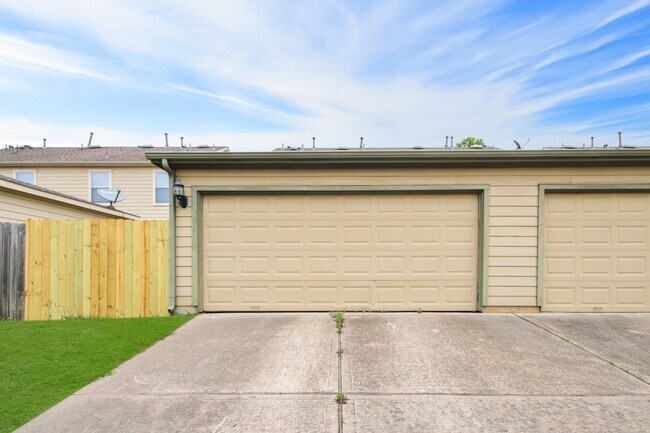 Building Photo - 23611 Wildwood Green Way